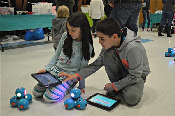 Students use iPads to program DASH robots 